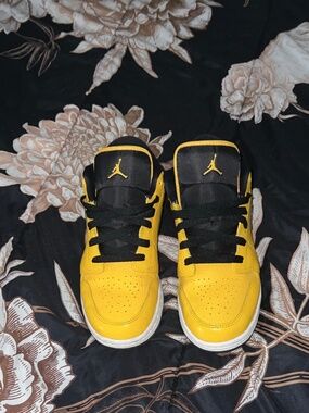 Nike Air Jordan 1 Low Youth 6.5 Black & Yellow Sneakers